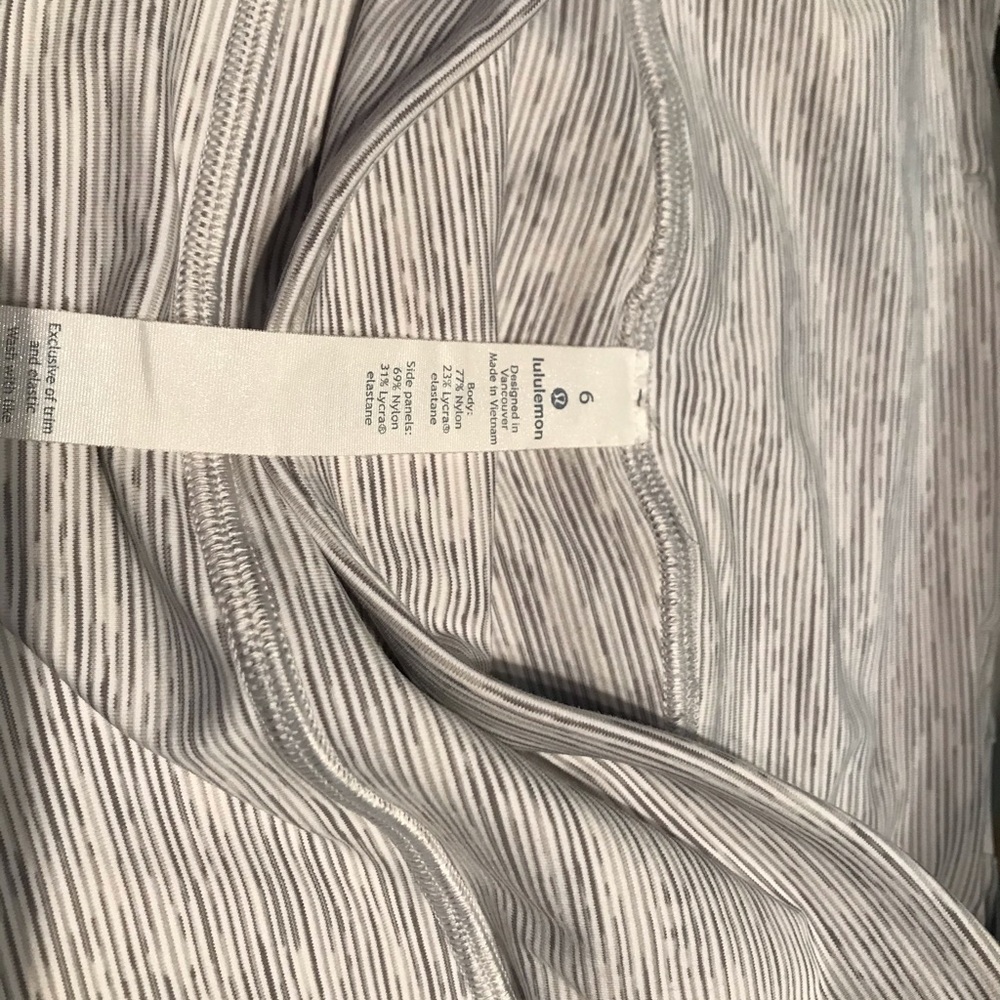 Lululemon Space White and Grey Leggings - size 6 - Picture 6 of 7